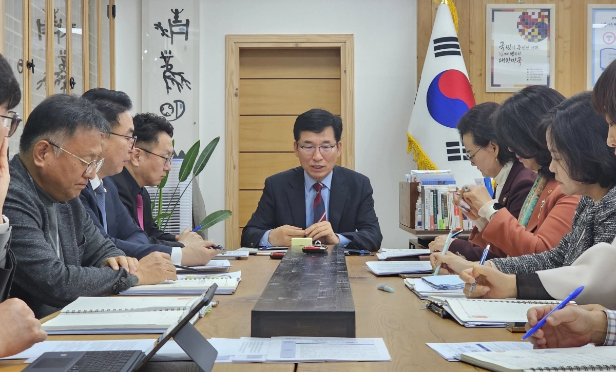 윤건영 충북도교육감이 6일 기획회의를 열고 있다. 충북도교육청 제공.