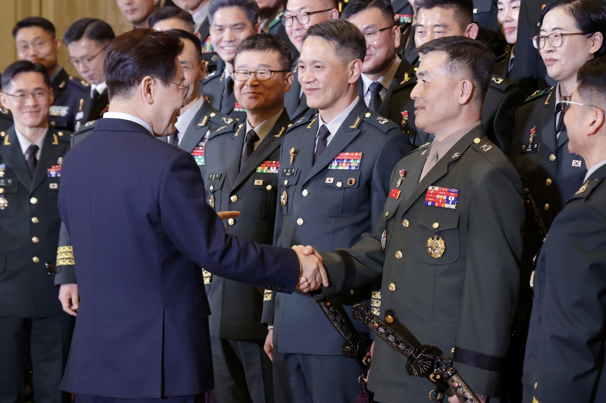 박정훈 국방부 조사본부장과 악수하는 이재명 대통령
