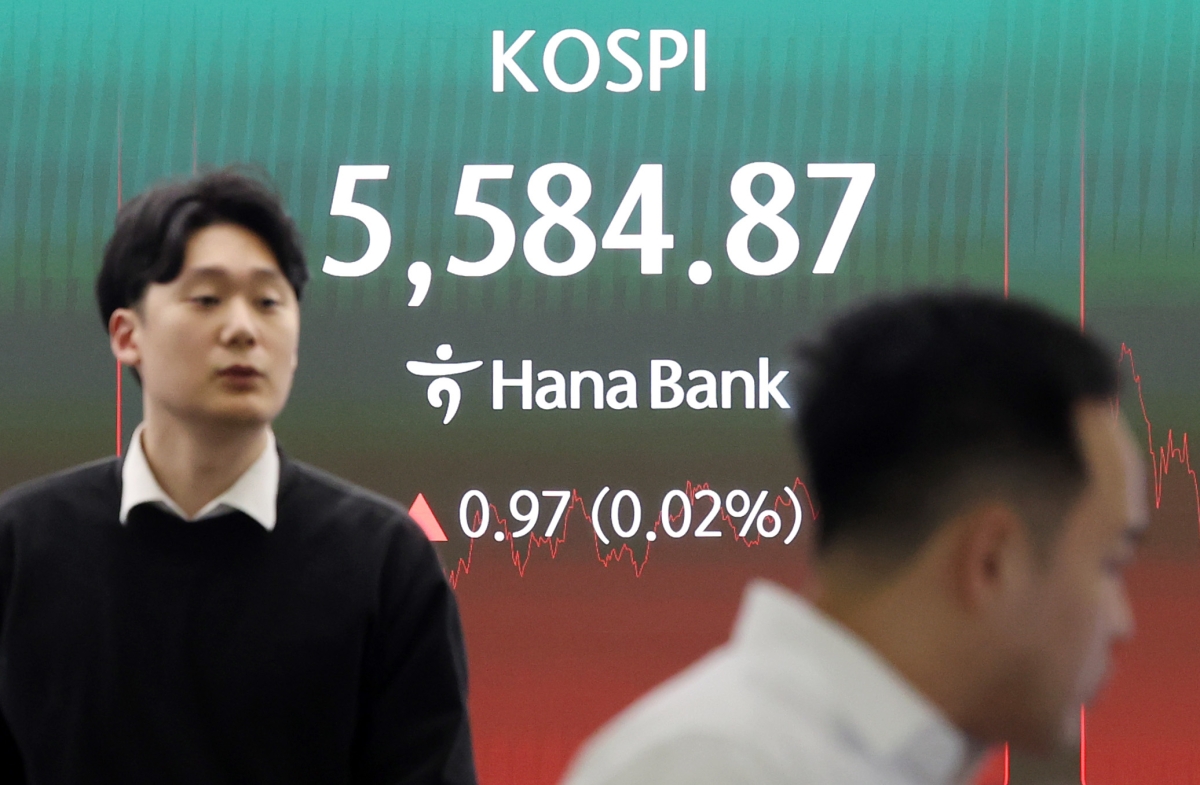 6일 서울 중구 하나은행 본점 딜링룸 현황판에 코스피가 표시돼 있다. 이날 코스피는 전장보다 0.97포인트(0.02%) 오른 5584.87에, 코스닥 지수는 전장보다 38.26포인트(3.43%) 오른 1154.67에 거래를 마쳤다. 연합뉴스