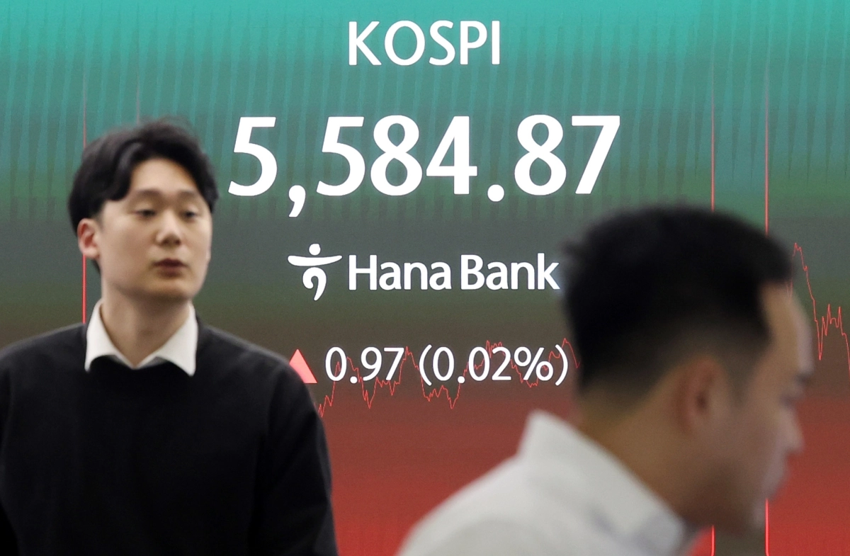 6일 서울 중구 하나은행 본점 딜링룸 현황판에 코스피가 표시돼 있다. 이날 코스피는 전장보다 0.97포인트(0.02%) 오른 5584.87에, 코스닥 지수는 전장보다 38.26포인트(3.43%) 오른 1154.67에 거래를 마쳤다. 연합뉴스