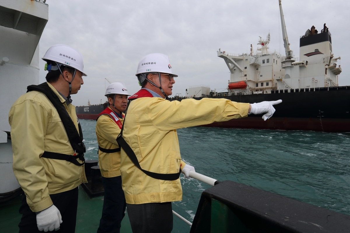 석유 수급 위기 속에 쿠웨이트 원유 200만 배럴이 한국석유공사 울산 석유비축기지에 도착한 가운데 손주석 석유공사 사장이 현장에서 지휘를 하고 있다. 손 사장은 “수급 위기가 발생하면 국민 경제에 충격이 가지 않도록 반복된 시뮬레이션을 통해 비축유 방출이 차질 없이 이뤄질 수 있어야 한다”고 강조했다. 한국석유공사 제공