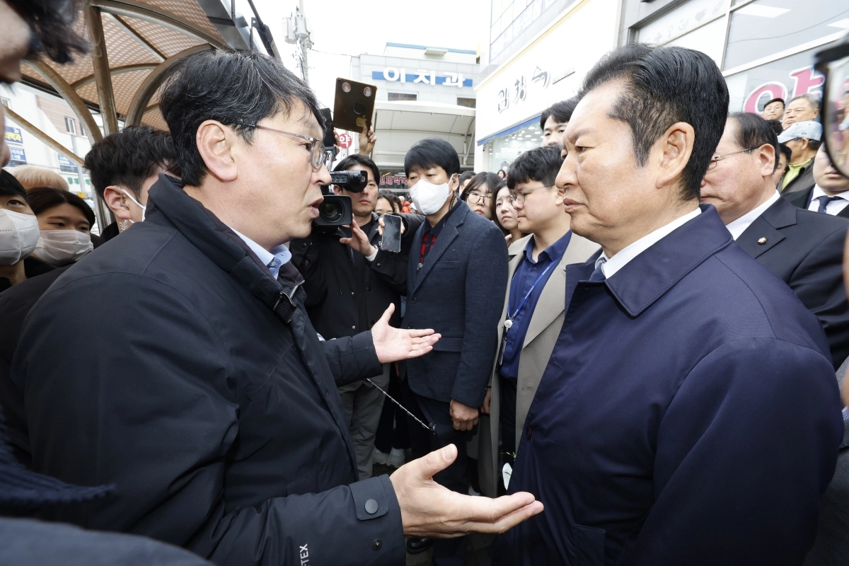 정청래 더불어민주당 대표가 6일 전남 영광터미널 시장에서 전남 함평군수 선거 출마를 준비하다 ‘부적격’ 판정을 받은 조성철 더불어민주당 정책위원회 부의장으로부터 항의를 받고 있다. 영광 뉴스1