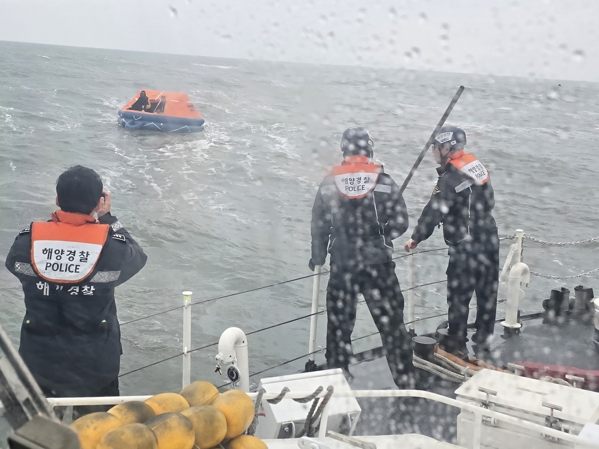 6일 오후 충남 보령시 소화사도 인근 해상에서 어선 침몰 신고를 받고 출동한 해경 대원들이 구조 작업을 벌이고 있다. 보령해경 제공