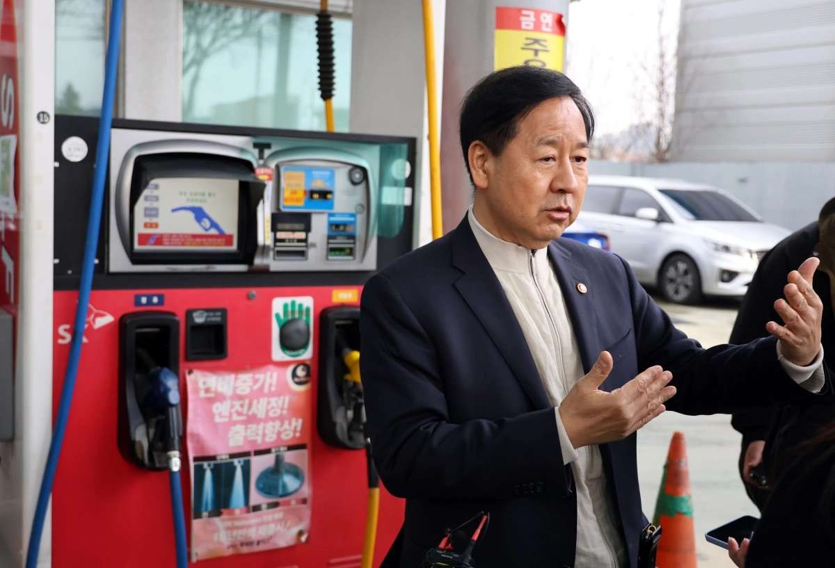 주유소 상황 확인하는 구윤철 부총리         (대전=연합뉴스) 이주형 기자 = 구윤철 부총리 겸 재정경제부 장관이 6일 대전 유성구의 한 주유소 현장을 방문해 상황을 점검하고 있다. 2026.3.6     coolee@yna.co.kr (끝)