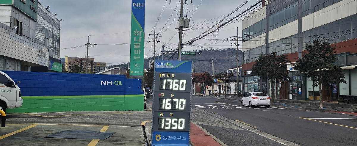 6일 서귀포시 안덕농협주유소의 유가 표시등. 현재 제주지역에서 싼 주유소는 농협주유소로 1740~1760원대인 것으로 나타났다. 하지만 이들 농협주유소도 하루새 25원이 상승했다. 현재 제주지역에서 가장 비싼 주유소의 휘발유가격은 1990원인 것으로 확인됐다. 제주 강동삼 기자