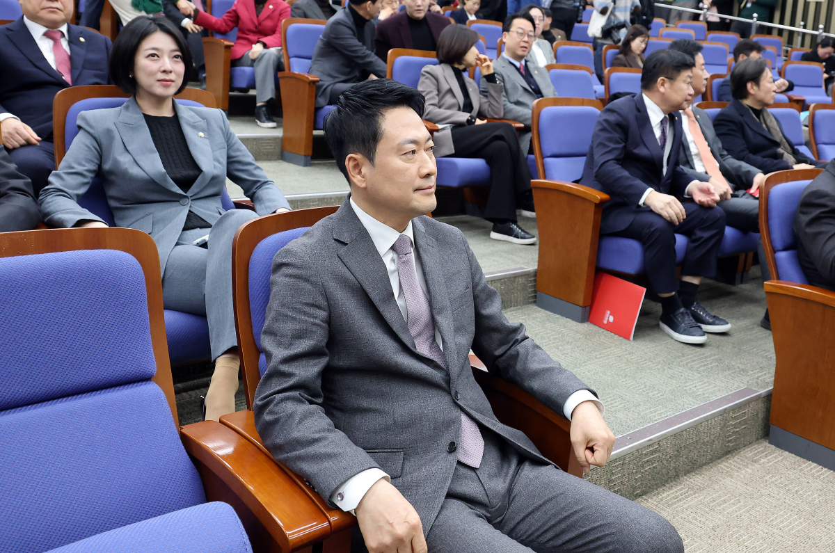 국민의힘 장동혁 대표와 배현진 의원이 23일 국회에서 열린 의원총회에서 송언석 원내대표의 발언을 경청하고 있다. 연합뉴스