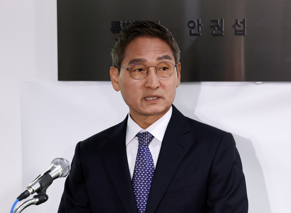 안권섭 관봉권 띠지 폐기 의혹 및 쿠팡 퇴직금 불기소 외압 의혹 진상 규명을 위한 특별검사가 5일 오후 서울 서초구 특검 사무실 앞에서 수사 결과를 발표하고 있다. 뉴시스