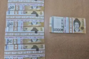 thumbnail - “쓰레기봉투서 ‘5만원권 500장’ 발견…현금다발 주인 찾습니다”