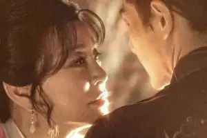 “할머니와 손자의 키스?”…75세 여배우 ‘10대 연기’ 논란