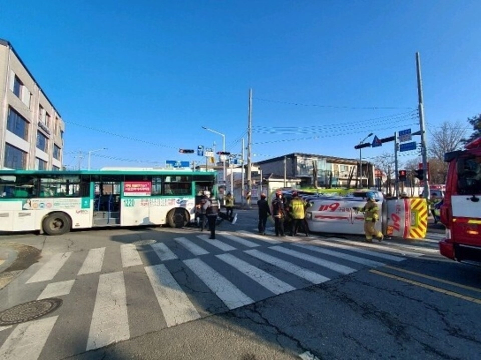 7일 구급차와 시내버스가 충돌한 평택시 팽성읍 사고현장. 연한뉴스