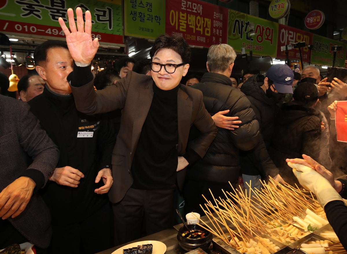 한동훈 전 국민의힘 대표가 7일 오후 부산 북구 구포시장을 찾아 지지자들에게 인사하고 있다. 2026.3.7. 뉴스1
