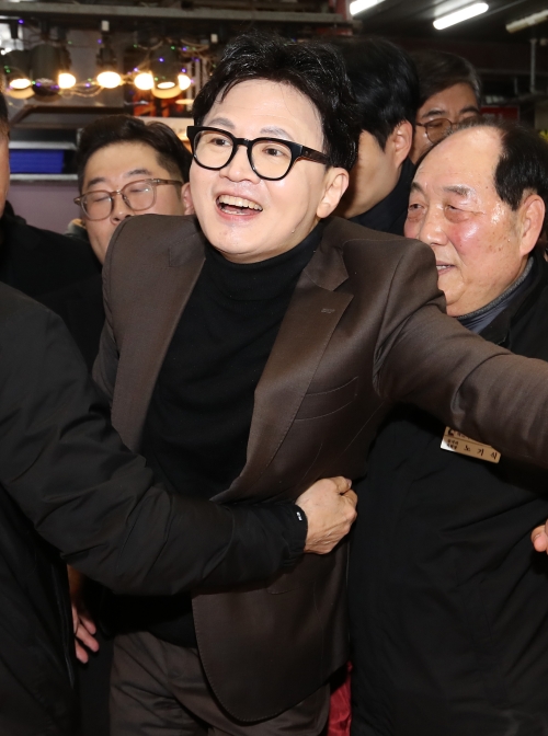한동훈 전 국민의힘 대표가 7일 오후 부산 북구 구포시장을 찾아 상인들과 인사를 나누고 있다. 2026.3.7. 뉴스1