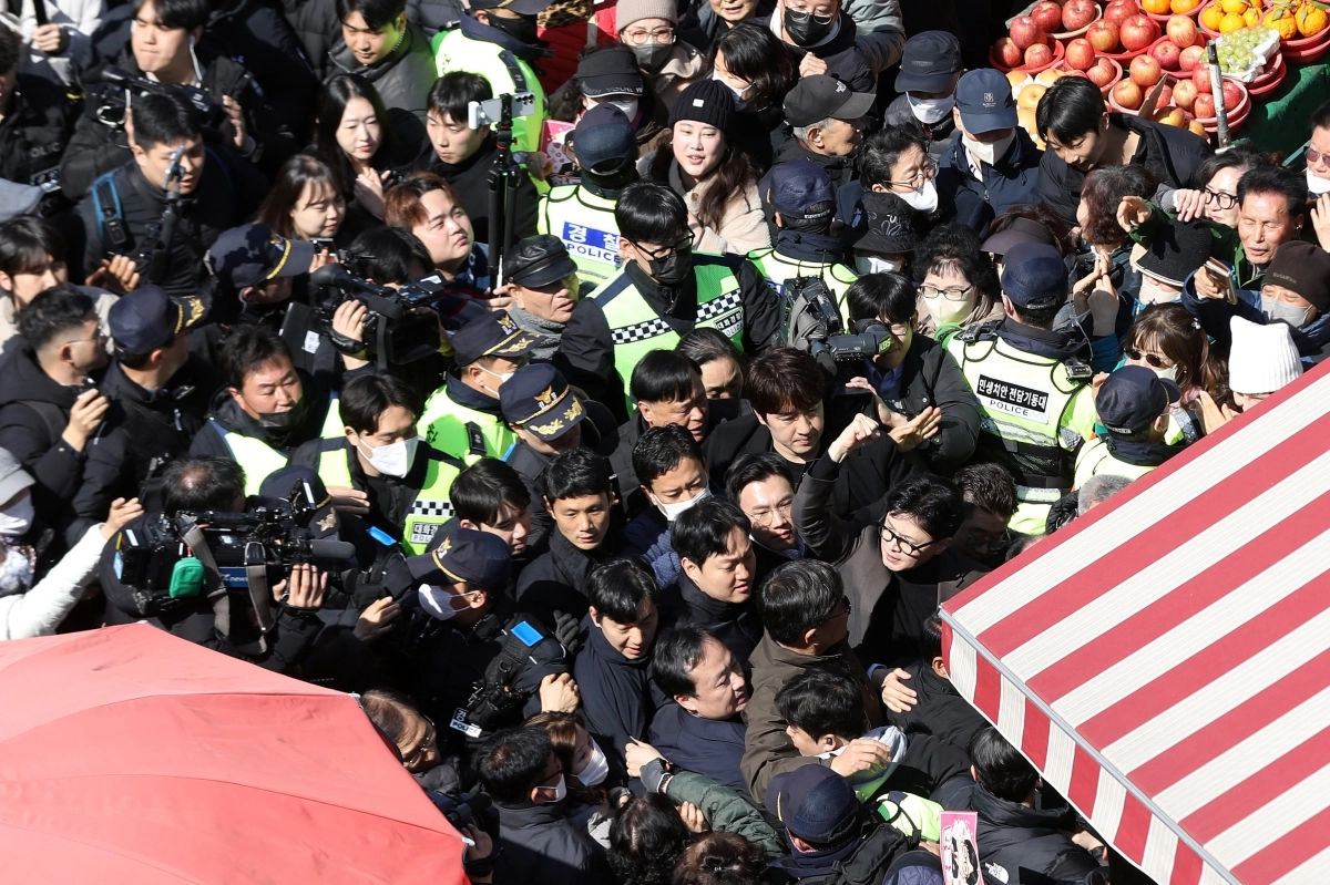 한동훈 전 국민의힘 대표가 7일 오후 부산 북구 구포시장을 찾아 주먹을 불끈 쥐고 있다. 2026.3.7. 뉴스1