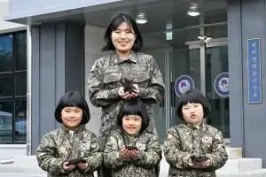 thumbnail - 해군 엄마 따라 머리 싹둑…5살 세쌍둥이, 소아암 환자에 모발 기부 thumbnail - 해군 엄마 따라 머리 싹둑…5살 세쌍둥이, 소아암 환자에 모발 기부