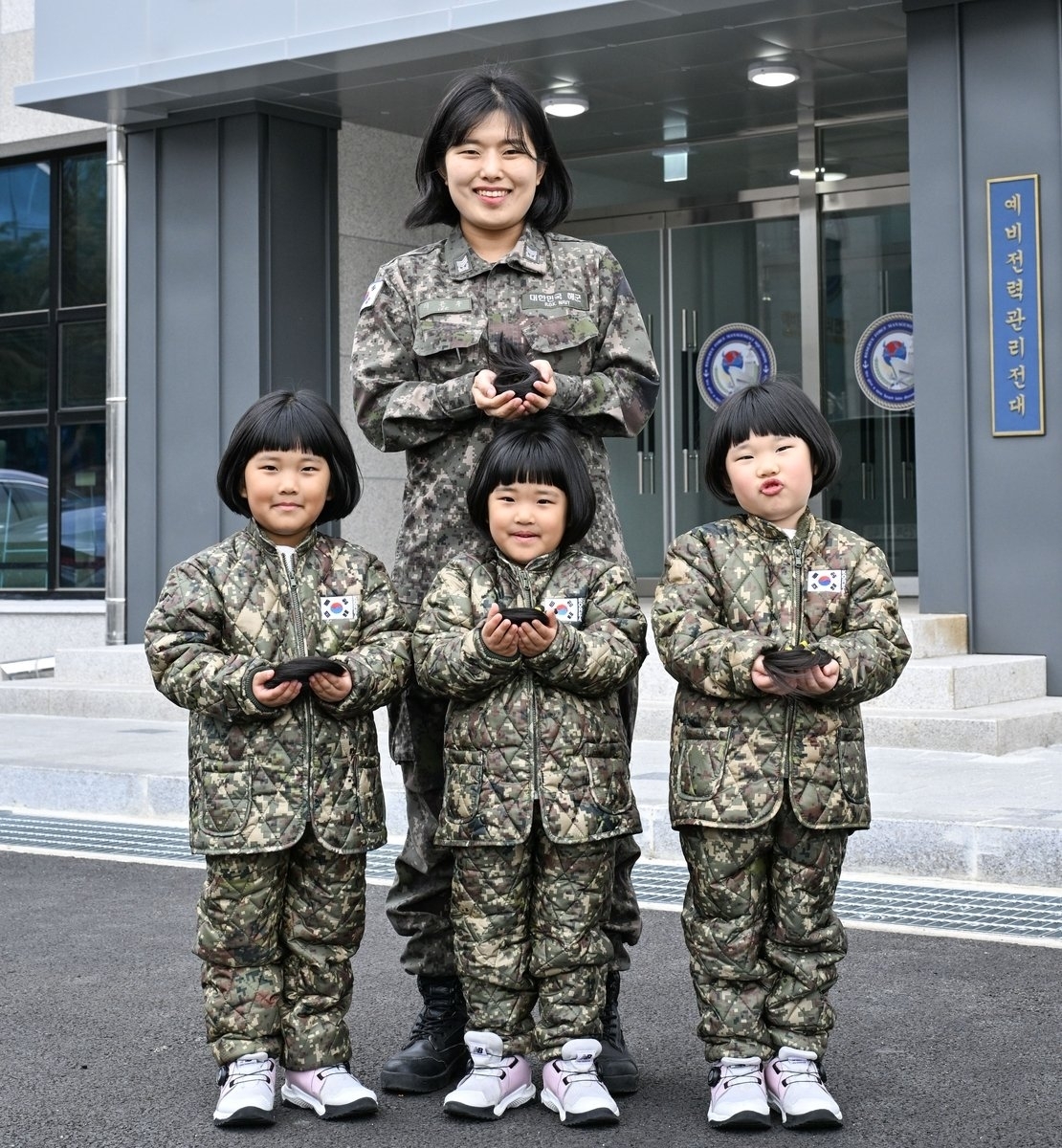 이은주 해군 상사와 세쌍둥이 딸들. 해군 제공