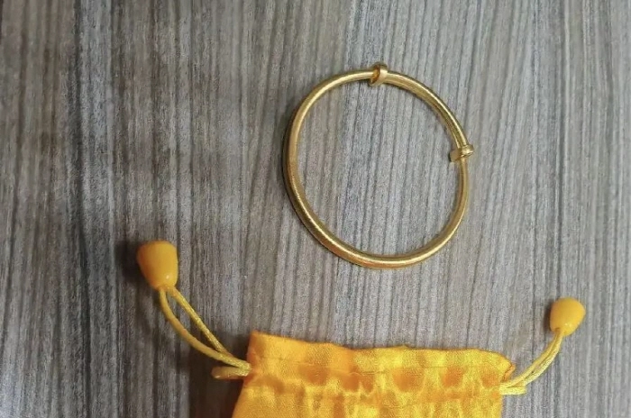 중국에서 한 남성이 여자친구의 금팔찌를 몰래 은팔찌로 바꿔치기했다가 덜미를 잡혔다. 바이두 캡처