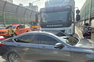 대구 신천대로서 화물차가 승용차 추돌…운전자 등 4명 부상