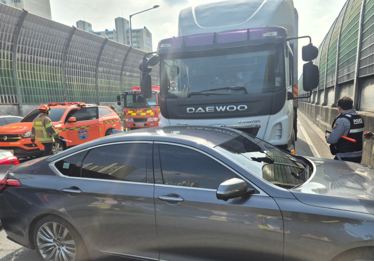 7일 오전 10시 6분쯤 대구 달서구 장기동 신천대로에서 대형 화물차가 옆 차로를 달리던 승용차를 들이받아 4명이 다쳤다. 대구소방안전본부 제공
