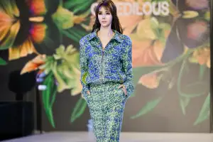 대구 출신 모델 나영희, DDP 무대서 ‘그리디어스’ 기하학 그래픽과 조화