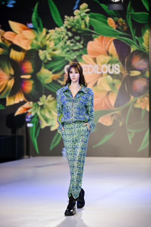 대구 출신 모델 나영희가 지난 6일  서울동대문디자인플라자(DDP)에서 열린 패션쇼에서  박윤희 디자이너의 브랜드 ‘그리디어스(GREEDILOUS)’ 작품을 선보이고 있다. 오픈스페이스 작가 제공