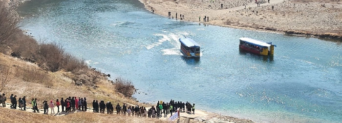 조선 6대 임금 단종을 다룬 영화 ‘왕과 사는 남자’(왕사남)의 누적 관객 수가 1000만 명을 넘어선 가운데, 3월 첫 토요일인 7일 오후 단종 유배지였던 강원 영월군 청령포에 여행객들이 몰려들고 있다. 청령포는 천연기념물 제349호 ‘관음송’을 비롯해 소나무 숲과 자연 경관이 어우러진 영월 대표 관광지 중 한 곳이다. 2026.3.7<br>뉴스1