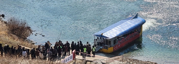 조선 6대 임금 단종을 다룬 영화 ‘왕과 사는 남자’(왕사남)의 누적 관객 수가 1000만 명을 넘어선 가운데, 3월 첫 토요일인 7일 오후 단종 유배지였던 강원 영월군 청령포에 여행객들이 몰려들고 있다. 청령포는 천연기념물 제349호 ‘관음송’을 비롯해 소나무 숲과 자연 경관이 어우러진 영월 대표 관광지 중 한 곳이다. 2026.3.7<br>뉴스1