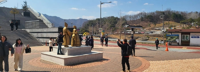 7일 오후 강원 영월군 청령포에 여행객들이 몰려든 가운데 한 관광객이 기념사진을 촬영하고 있다. 조선 6대 임금 단종을 다룬 영화 ‘왕과 사는 남자’(왕사남)가 1000만 명이 넘는 누적 관람객을 기록하는 등 흥행하면서 단종 유배지였던 청령포도 인기를 누리고 있다. 2026.3.7<br>뉴스1