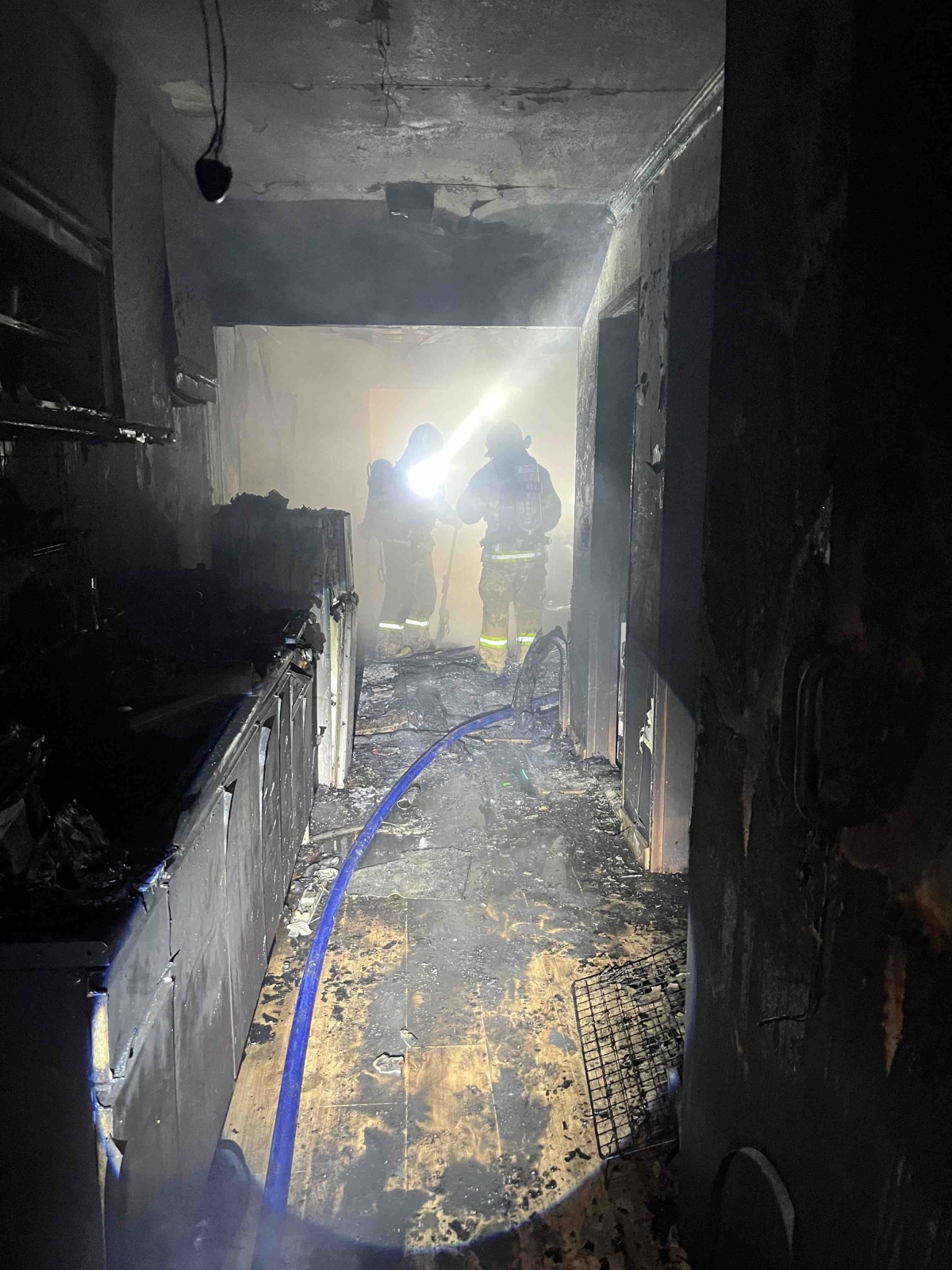 강원 춘천시 다가구주택 화재 현장에서 소방대원들이 화재 현장을 조사하고 있다. 강원도소방본부 제공