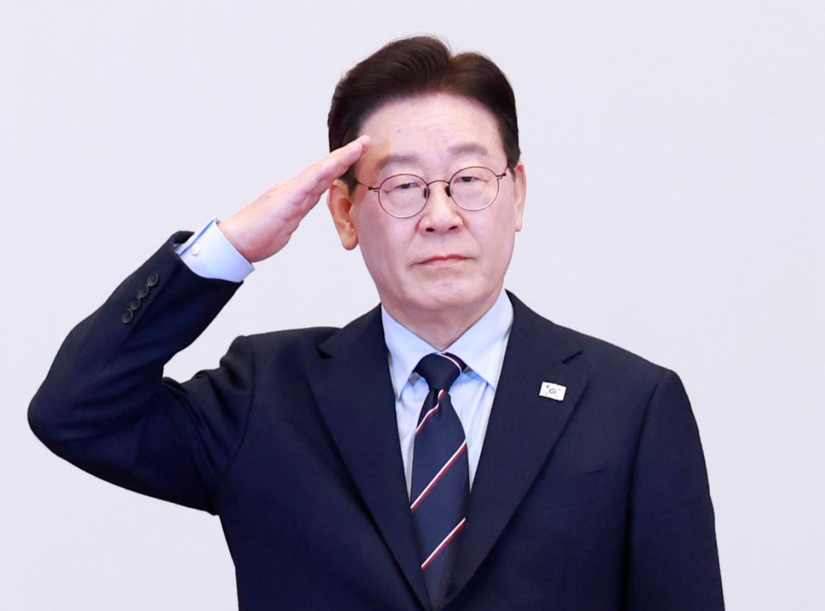 2026년 준장 진급 장성 삼정검 수여식, 경례 받는 이재명 대통령