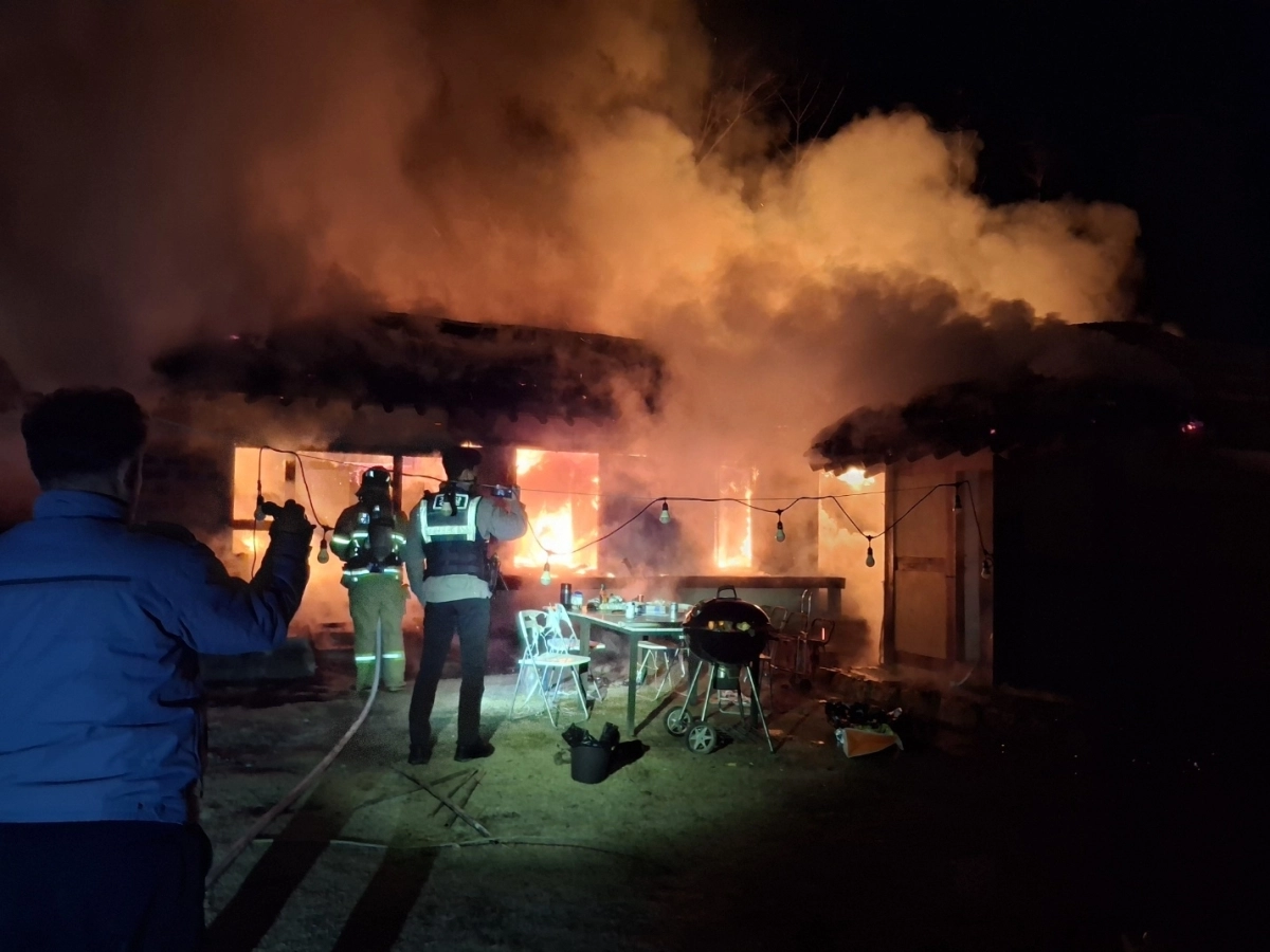 경북 경주시 강동면 양동마을 내 주택에서 8일 발생한 화재. 경북소방본부 제공