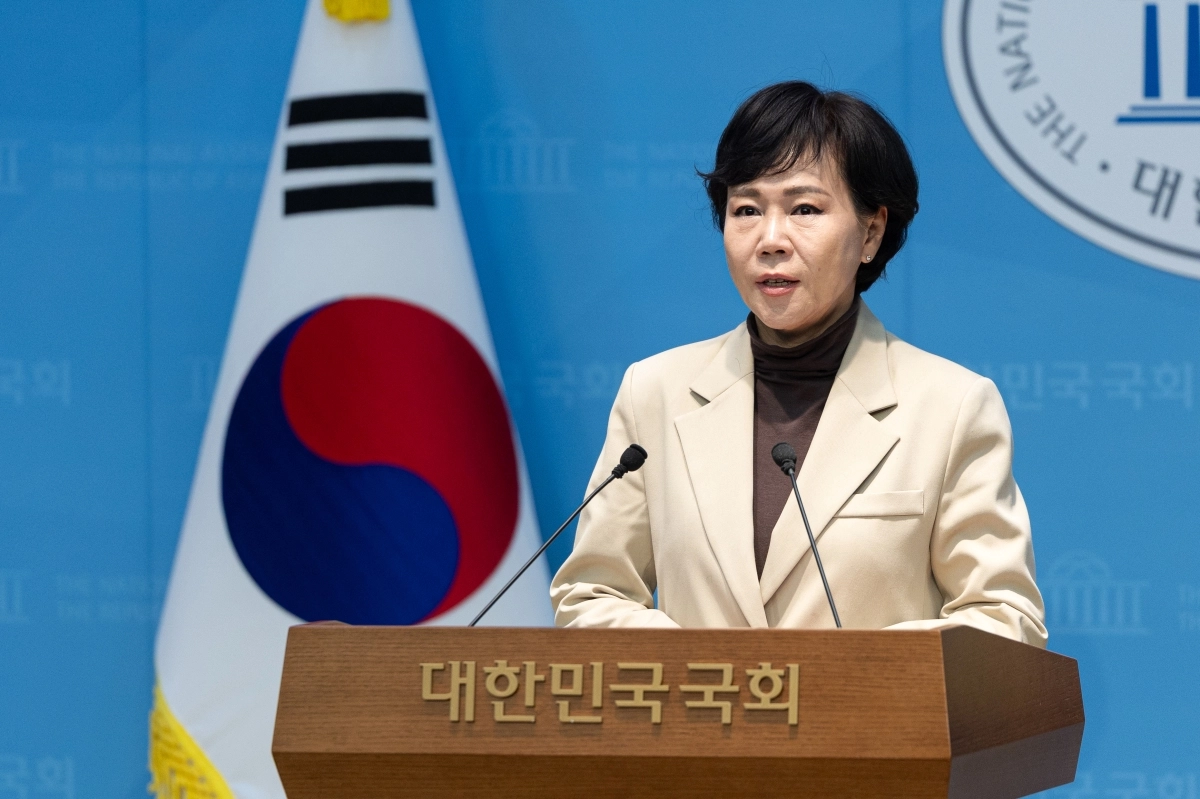 전현희 더불어민주당 의원이 8일 국회 소통관에서 ‘여성건강 안심3법’(생리용품 유해물질 차단법, 생리용품 영세율 적용법, 출산·양육용품 면세법)을 발의했다고 밝히고 있다. 뉴스1