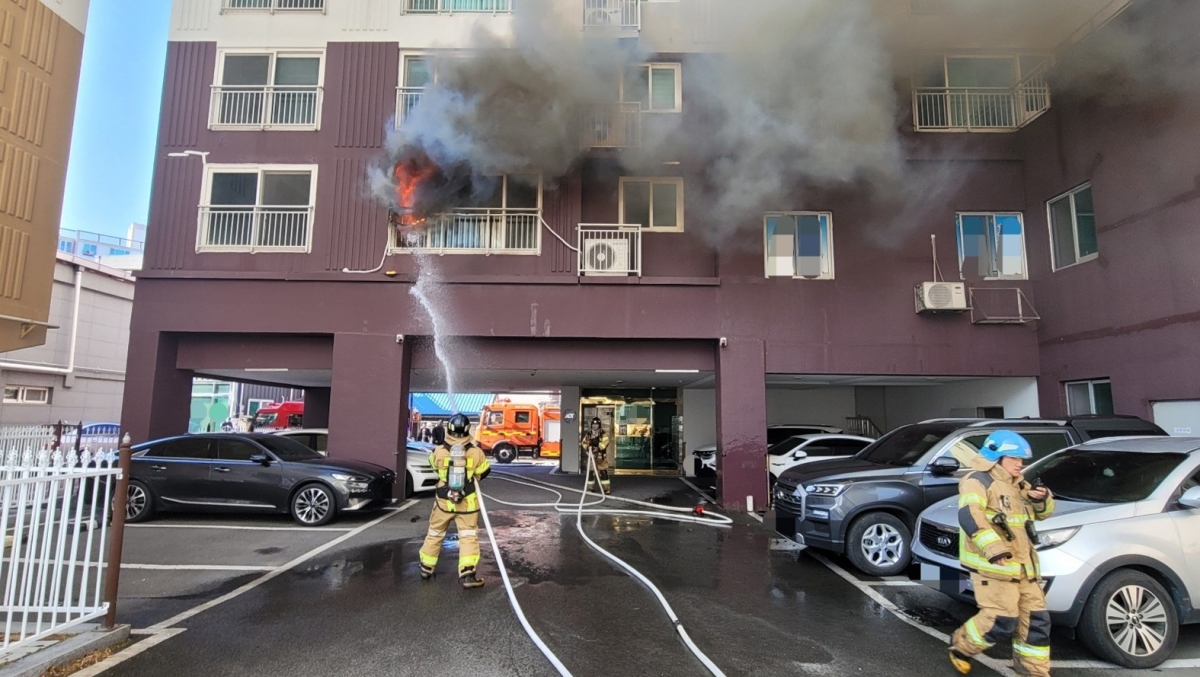 경북 청도군 청도읍 한 아파트에서 지난 7일 발생한 화재. 경북소방본부 제공