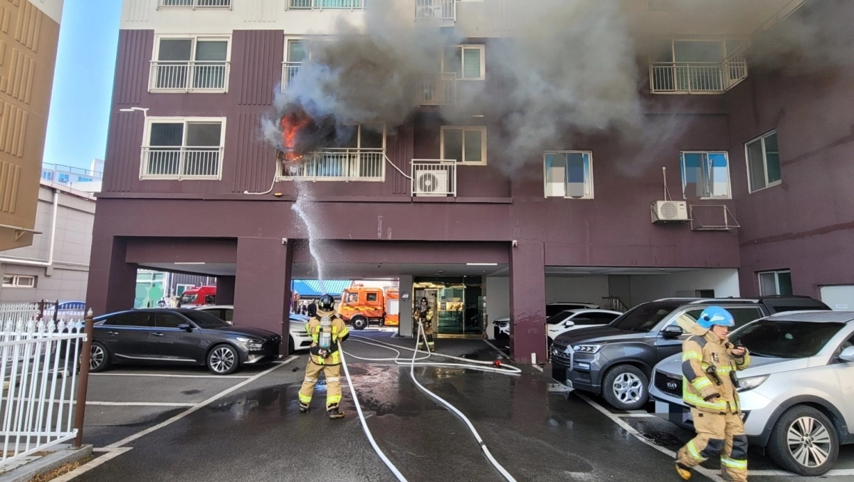경북 청도군 청도읍 한 아파트에서 지난 7일 발생한 화재. 경북소방본부 제공