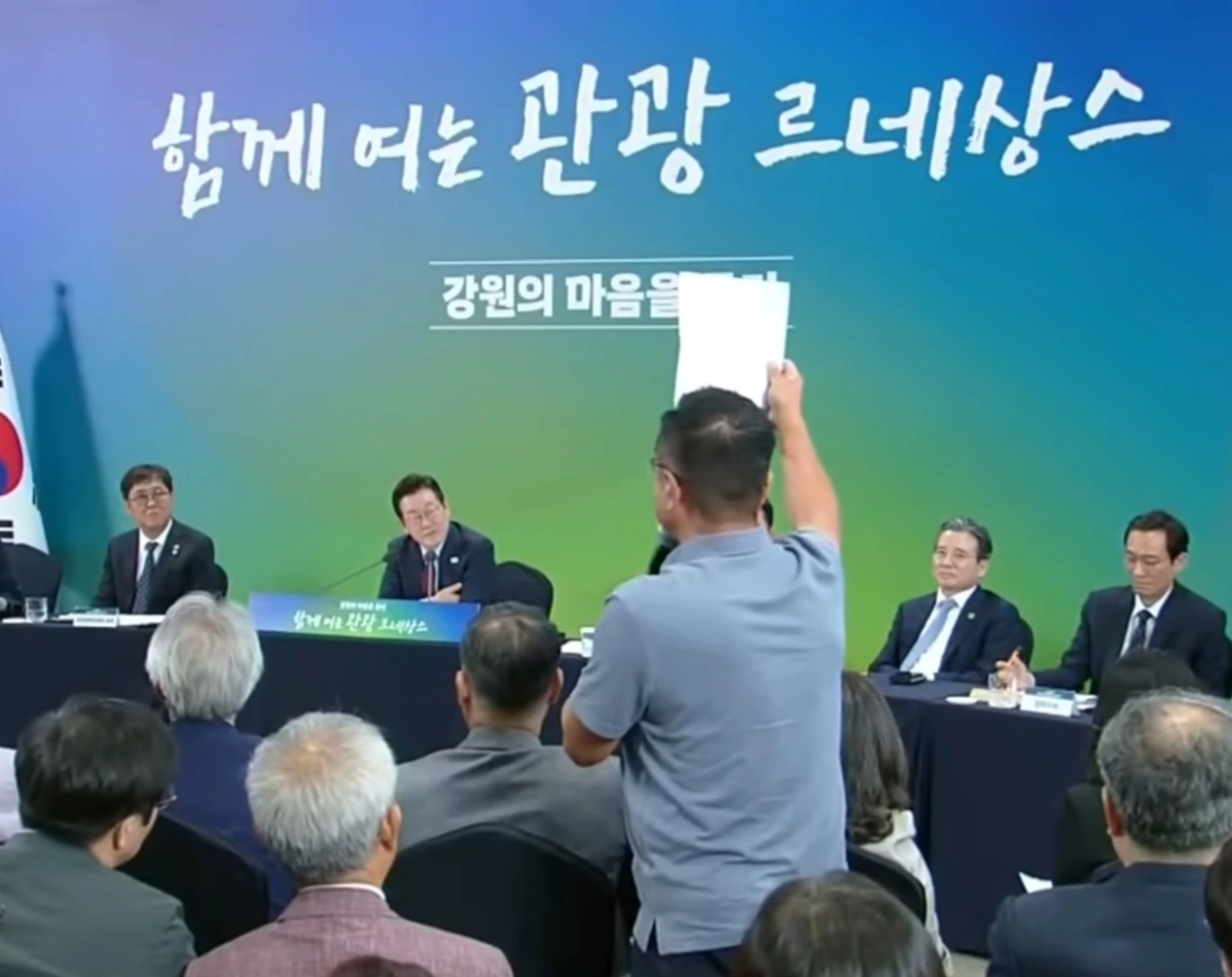 김명기 선장이 지난해 9월 12일 강원 춘천 강원창작개발센터에서 열린 타운홀 미팅서 이재명 대통령에 요트 관련 제도를 개선해 달라고 말하고 있다. 유튜브 갈무리