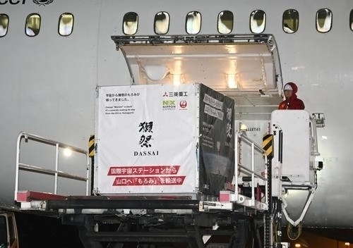 일본 주조회사 주도로 국제우주정거장(ISS)에서 양조된 청주 발효물이 지난 6일 간사이국제공항을 통해 일본에 들어왔다. 연합뉴스