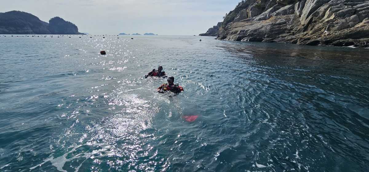 수색 중인 해경. 2026.3.8. 통영해양경찰서 제공