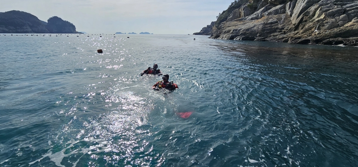 수색 중인 해경. 2026.3.8. 통영해양경찰서 제공