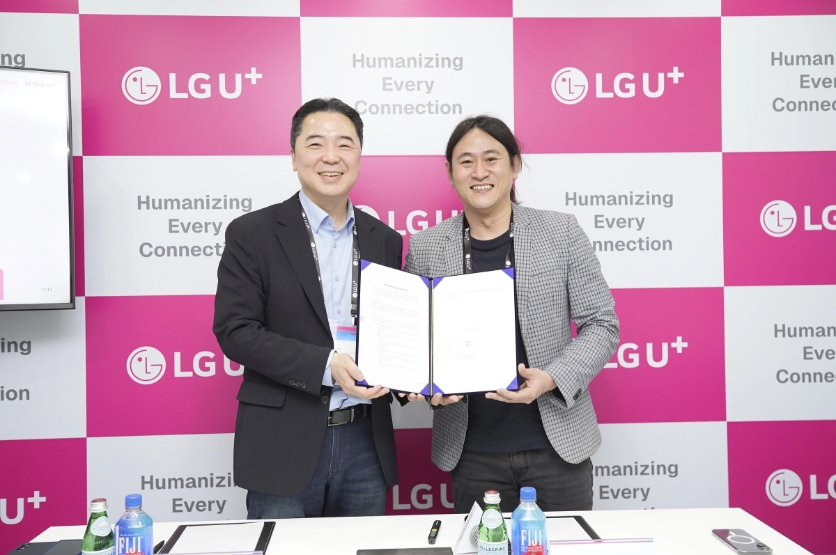 이상엽(왼쪽) LG유플러스 CTO(전무)와 백준호 퓨리오사AI 대표가 지난 4일(현지시간) 스페인 바르셀로나 MWC26 현장에서 기념촬영을 하고 있다. LG유플러스 제공