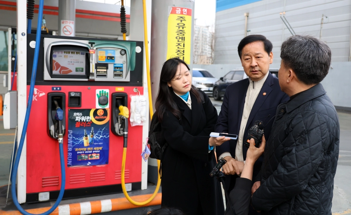 구윤철(가운데) 부총리 겸 재정경제부 장관이 6일 대전 유성구의 한 주유소 현장을 방문해 주유소 관계자로부터 유류 거래량 등 현장 상황을 듣고 있다. 연합뉴스