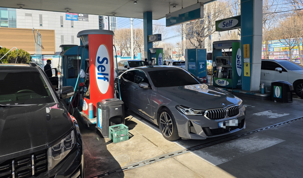 미국과 이스라엘의 이란 공습으로 국내 휘발유와 경유 가격이 폭등한 가운데 8일 오전 대구 수성구 한 주유소에 주유를 하기 위한 차량들로 북적이고 있다. 2026. 03. 08. 대구 민경석 기자