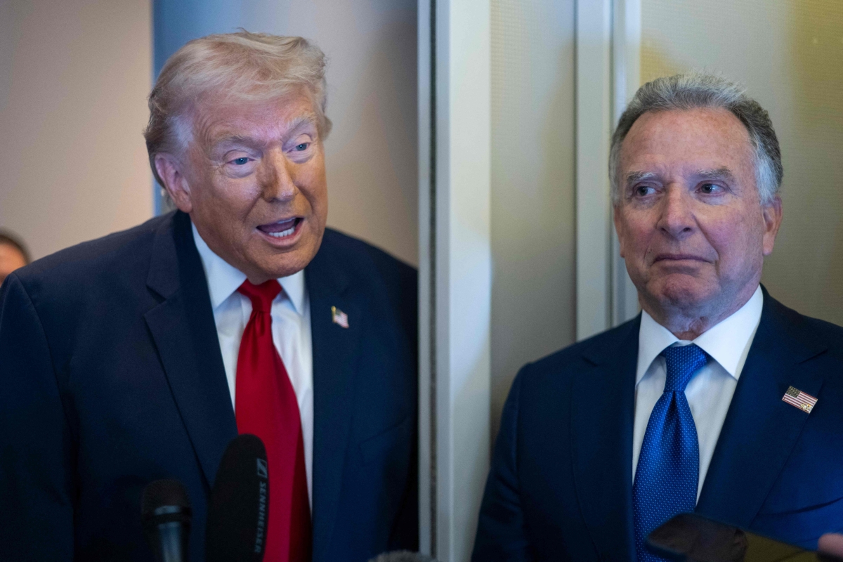 도널드 트럼프 미국 대통령과 스티브 위트코프 미국 중동특사가 7일(현지시간) 마이애미로 향하는 전용기 에어포스원에서 동행 취재 중인 기자들과 이야기하고 있다. 트럼프 대통령과 정부 관계자들은 장엄한 분노 작전 수행 중 지난 1일 쿠웨이트 포트 슈아이비아에서 이란의 드론 공격으로 전사한 제103지원사령부 소속 군인 6명의 유해 봉송식에 참석했다. AFP 연합뉴스