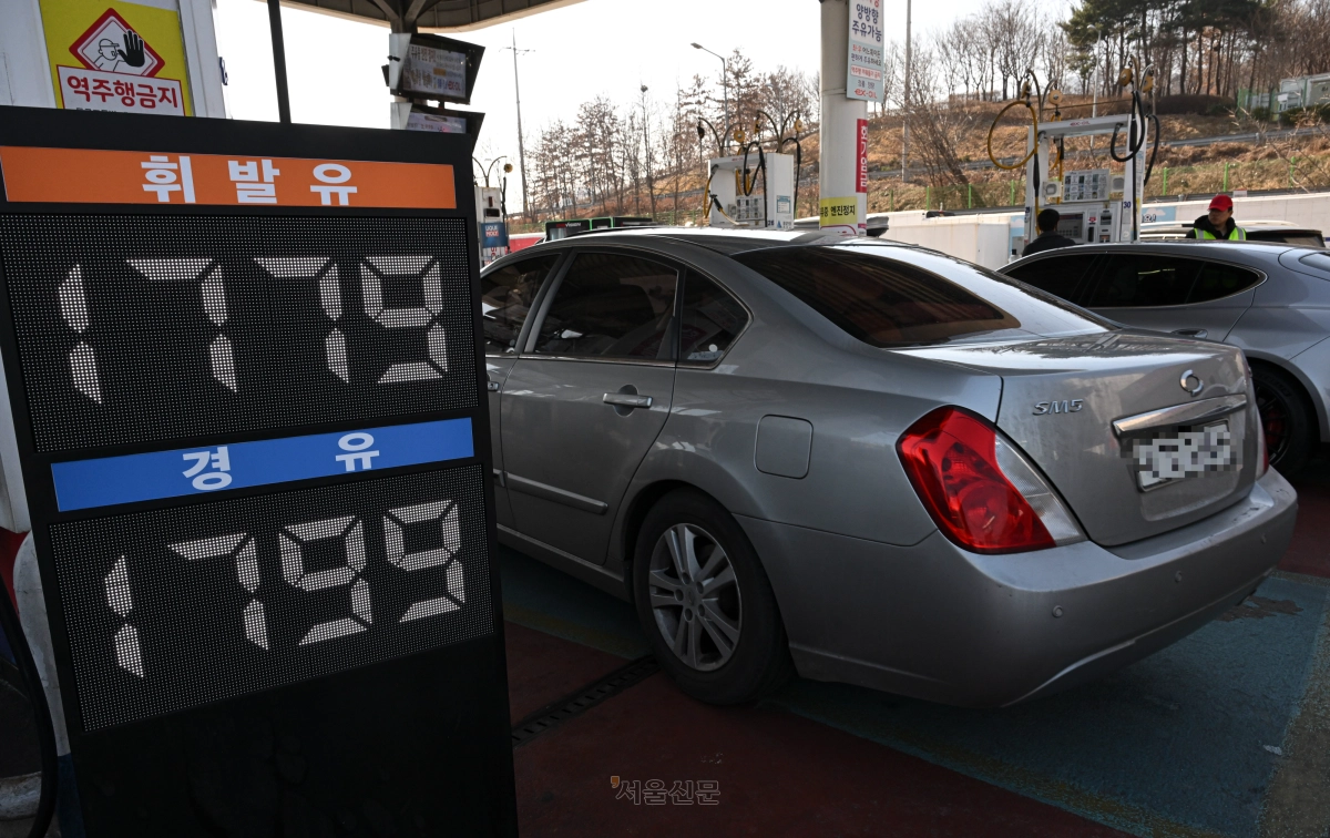 중동 사태의 여파로 국내 휘발유와 경유 가격이 상승하고 있는 가운데 시민들이 8일 서울 서초구 경부고속도로 부산방향 만남의광장 휴게소 내 주유소에서 주유하고 있다. 2026.3.8 이지훈 기자