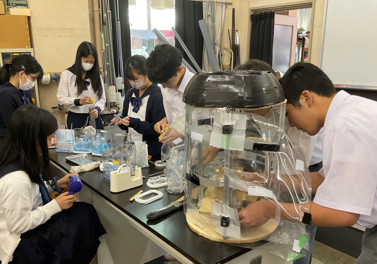SSH 지정교인 도쿄가쿠게이대 부속고등학교 학생들이 ‘무중력 실험 강좌’에서 낙하 실험 장치 개발 작업을 진행하고 있다.  도쿄가쿠게이대 부속고등학교 제공