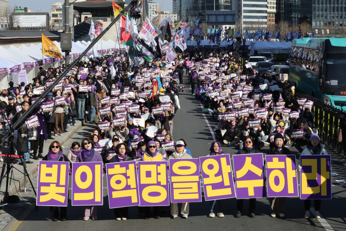 서울 광화문 서십자각 앞에서 지난 7일 열린 ‘제41회 한국여성대회’에서 참가자들이 성평등 실현을 촉구하는 구호를 외치고 있다. 이날 행사에 참석한 원민경 성평등가족부 장관은 축사를 통해 “실질적 성평등 실현을 향한 전진에 항상 함께할 것을 다짐한다”고 밝혔다. 연합뉴스