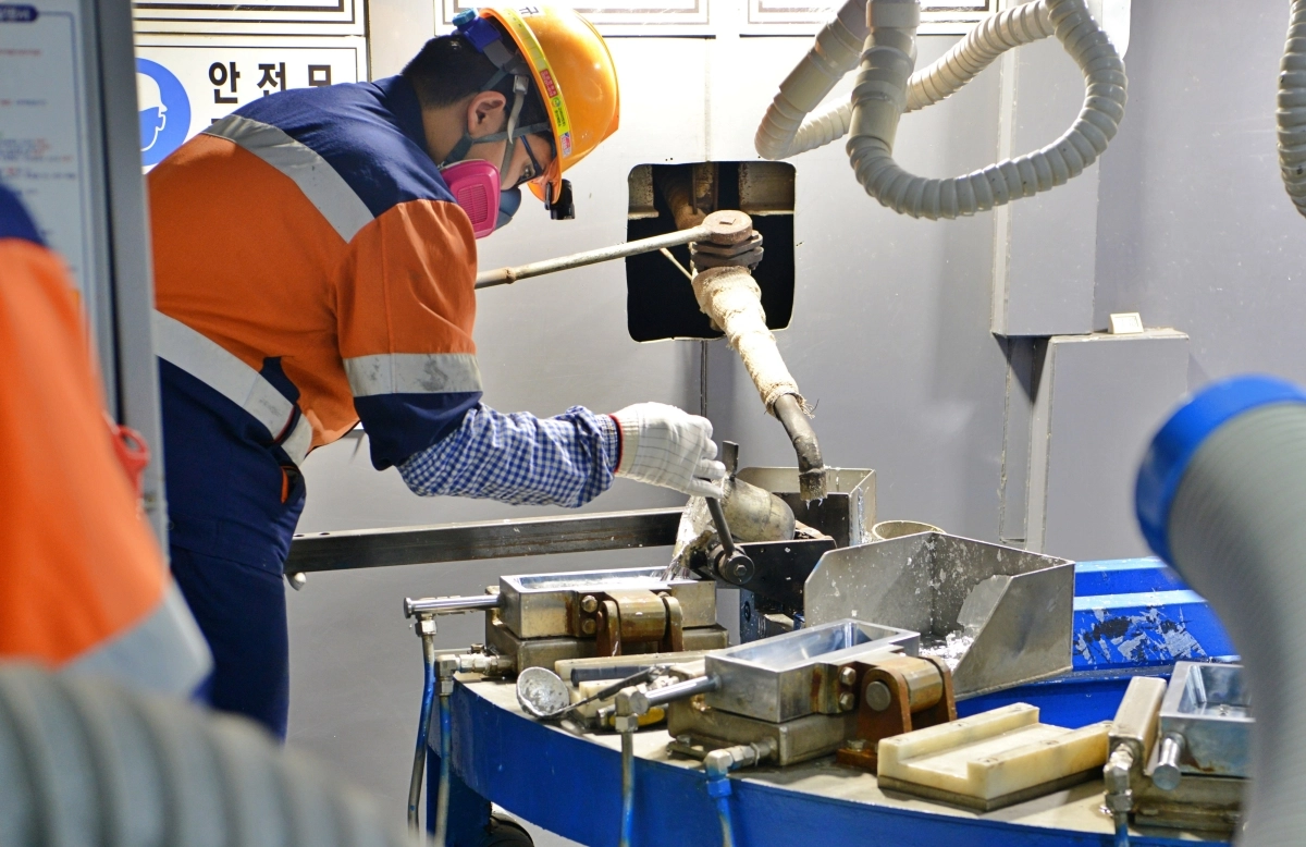 고려아연 온산제련소 직원이 인듐을 틀에 주입해 굳히는 주조 작업을 하고 있다.  고려아연 제공