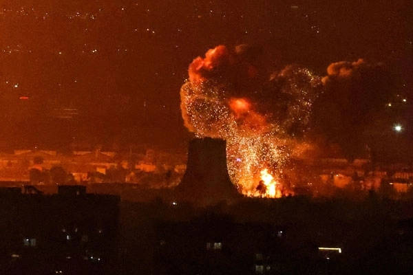 지난 3월 미국과 이스라엘의 대이란 전쟁으로 이란 테헤란의 메흐라바드 국제공항 인근에서 거대한 불기둥과 검은 연기가 치솟고 있다. AFP 연합뉴스