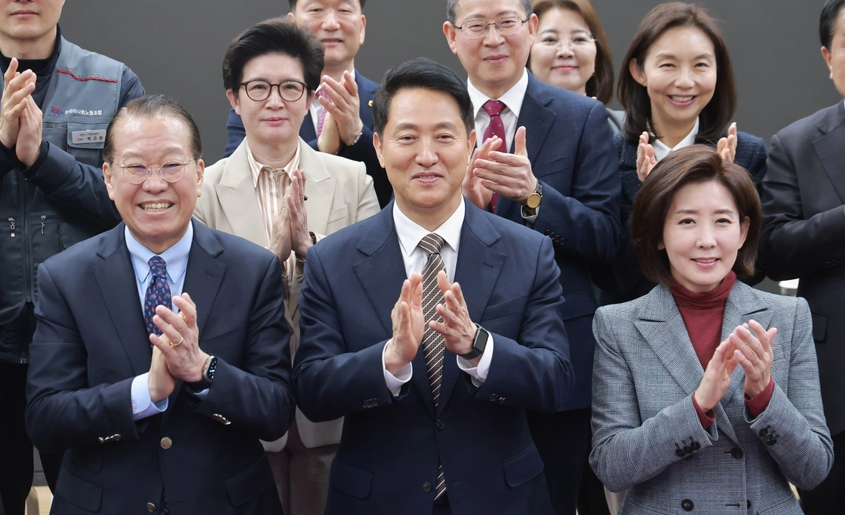 기념 촬영하는 오세훈 서울시장