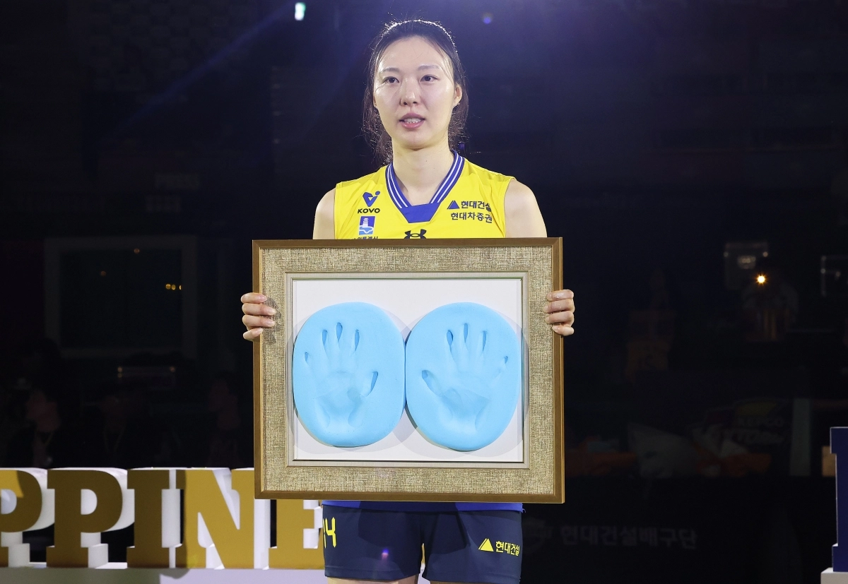 여자 프로배구 현대건설 양효진이 8일 경기도 수원실내체육관에서 열린 은퇴식에서 핸드프린팅을 들어 보이고 있다. 연합뉴스