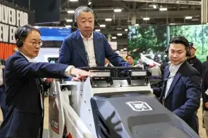 박정원 두산 회장 현장 경영 “AI 기술로 건설장비 선도”