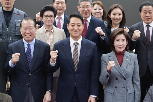 오세훈 서울시장이 6일 국회 의원회관에서 국민의힘 권영세 의원과 서울시가 연 용산국제업무지구 관련 정책 토론회에 참석해 권 의원, 국민의힘 나경원 의원 등 참석자와 기념 촬영하고 있다. 2026.3.6  연합뉴스